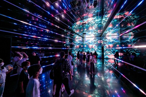 관람객들이 ‘르 스페이스 인스파이어’의 미디어 전시를 감상하고 있다. /모히건 인스파이어 제공