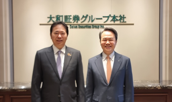 신한금융그룹은 지난 12일부터 나흘간 일본에서 현지 주요 금융기관 및 기관 투자자들과 만나는 올해 첫 해외 IR을 성공적으로 마쳤다고 밝혔다. 오기노 아키히코 다이와증권그룹 사장(왼쪽)과 만난 진옥동 신한금융그룹 회장이 함께 기념촬영을 하고 있다. /신한금융그룹 제공