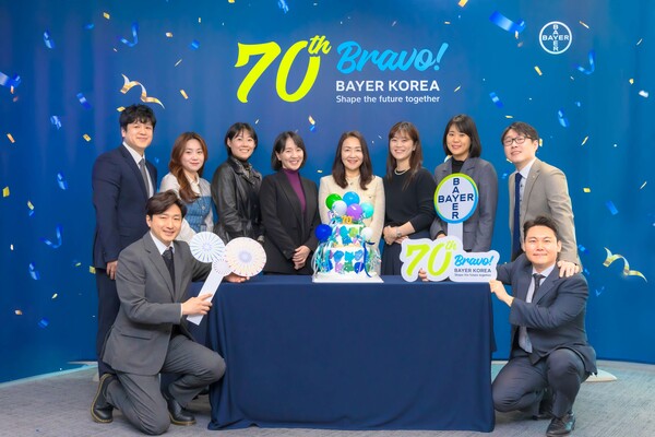 바이엘 코리아가 한국 진출 70주년을 맞아 개최한 사내 축하행사에서 이진아 대표와 70주년 기념 사내 스토리 공모전 ‘Bravo My Life at Bayer’의 수상자들 및 바이엘 코리아 내 직원 주도 테스크포스 팀 세션 발표자들이 함께 사진촬영을 하고 있다. /바이엘 코리아 제공
