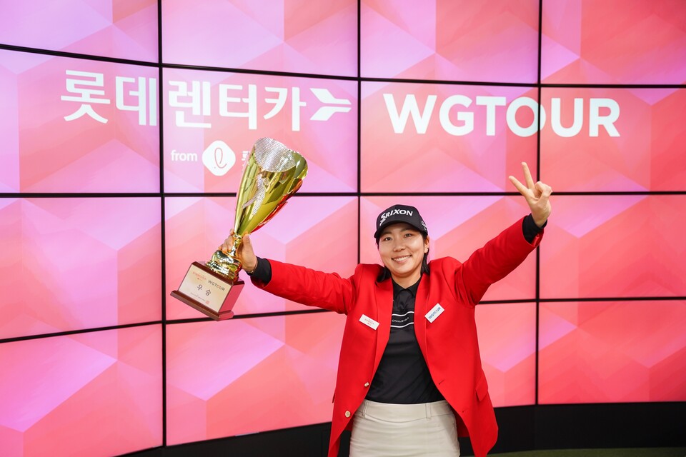 지난 16일 대전 골프존조이마루에서 열린 ‘2025 롯데렌탈 롯데렌터카 WGTOUR’ 2차 대회 우승자 박단유가 기념사진을 촬영하고 있다. /골프존 제공