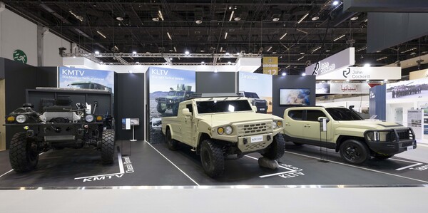 (왼쪽부터) 중형표준차 보닛형 베어샤시, 소형전술차 2인승 카고, 타스만 쇼카/ 기아