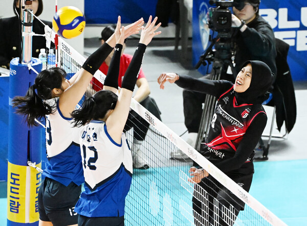 프로배구 V리그 여자부 정관장 메가(오른쪽). /한국배구연맹 제공