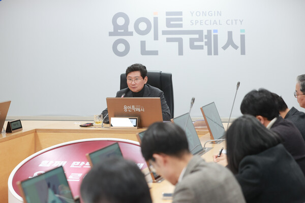 이상일 용인특례시장이 17일 열린 간부공무원 회의에서 시민체감 생활밀착형 행정의 중요성을 강조하고, 원활한 사업 추진을 참석자들에게 주문했다./ 용인특례시 공