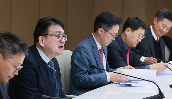 산업통상자원부는 한국과 체코 양국이 무탄소에너지 분야에서 기술 협력을 확대하기 위해 '한·체코 에너지기술 포럼'을 열었다고 18일 밝혔다. 사진은 최남호 2차관 / 연합뉴스