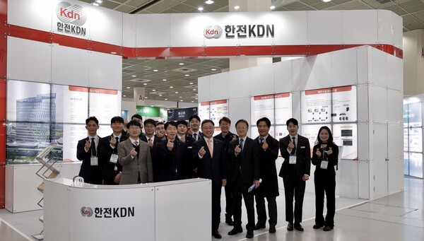 박상형 한전KDN 사장(앞줄 맨 가운데)이 관계자들과 전시관 앞에서 기념촬영을 하고 있다. /한전KDN 제공