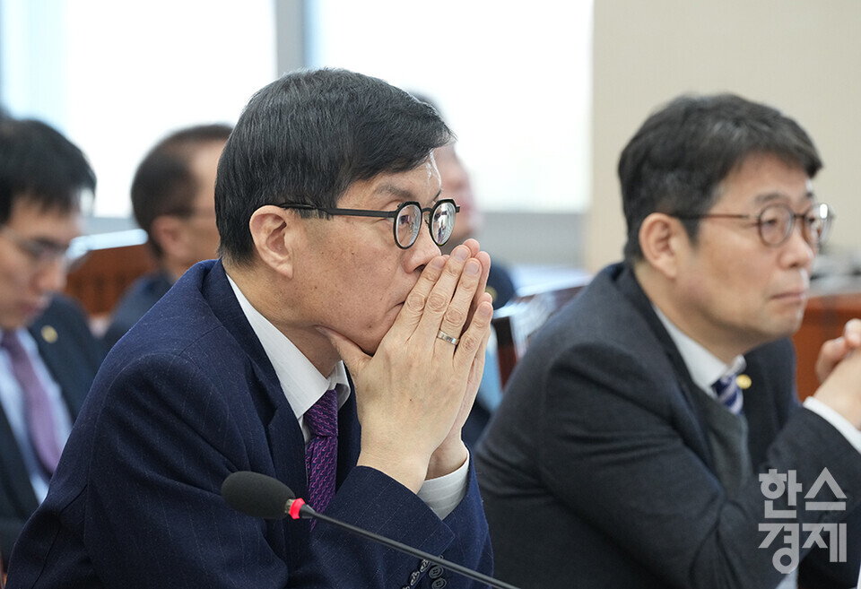 이창용 한국은행총재가 18일 서울 여의도 국회에서 열린 기획재정위원회 전체회의에 출석하고 있다. /최대성 기자 dpdaesung@sporbiz.co.kr 2025.02.18.