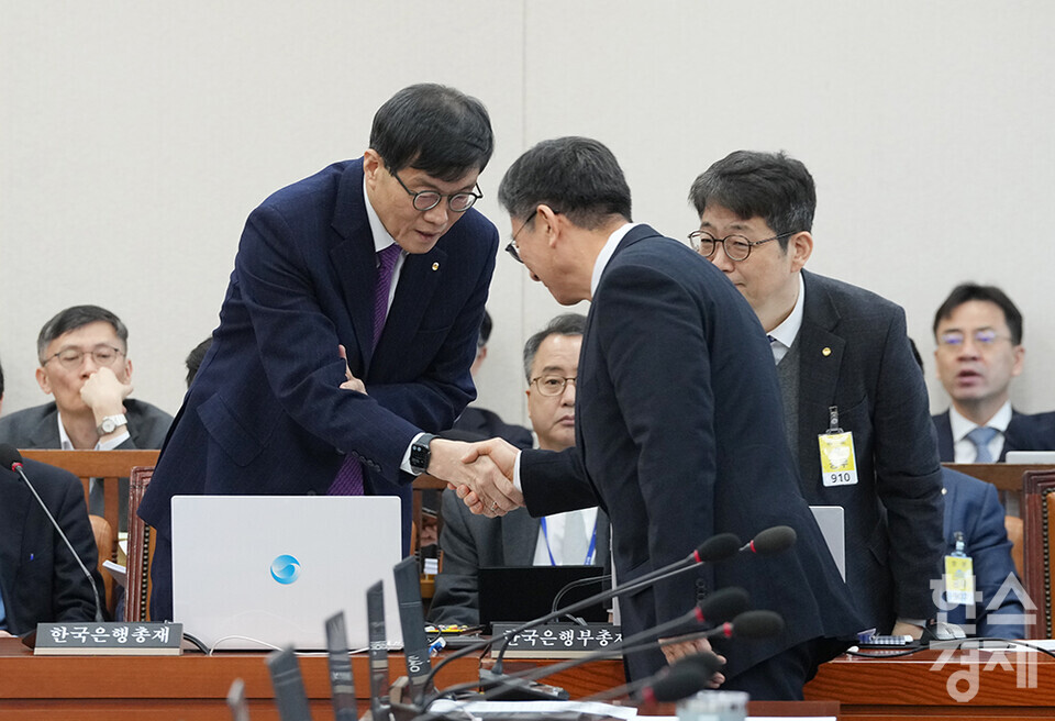 이창용 한국은행총재가 18일 서울 여의도 국회에서 열린 기획재정위원회 전체회의에 출석해 의원들과 인사하고 있다. /최대성 기자 dpdaesung@sporbiz.co.kr 2025.02.18.
