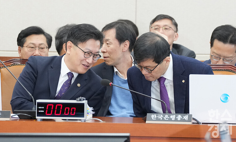 이창용 한국은행 총재와 김범석 기획재정부 1차관이 18일 서울 여의도 국회에서 열린 기획재정위원회 전체회의에 출석해 이야기를 나누고 있다. /최대성 기자 dpdaesung@sporbiz.co.kr 2025.02.18.