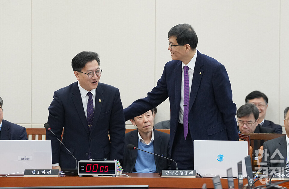 이창용 한국은행 총재와 김범석 기획재정부 1차관이 18일 서울 여의도 국회에서 열린 기획재정위원회 전체회의에 출석해 이야기를 나누고 있다. /최대성 기자 dpdaesung@sporbiz.co.kr 2025.02.18.