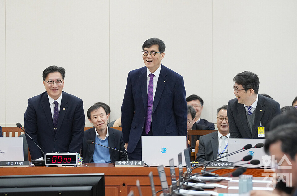 김범석 기획재정부 1차관, 이창용 한국은행 총재와, 유상대 부총재가 18일 서울 여의도 국회에서 열린 기획재정위원회 전체회의에 출석해 이야기를 나누고 있다. /최대성 기자 dpdaesung@sporbiz.co.kr 2025.02.18.