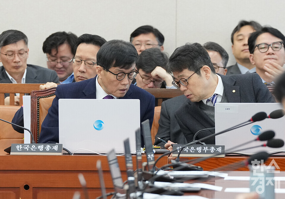 이창용 한국은행 총재와, 유상대 부총재가 18일 서울 여의도 국회에서 열린 기획재정위원회 전체회의에 출석해 이야기를 나누고 있다. /최대성 기자 dpdaesung@sporbiz.co.kr 2025.02.18.