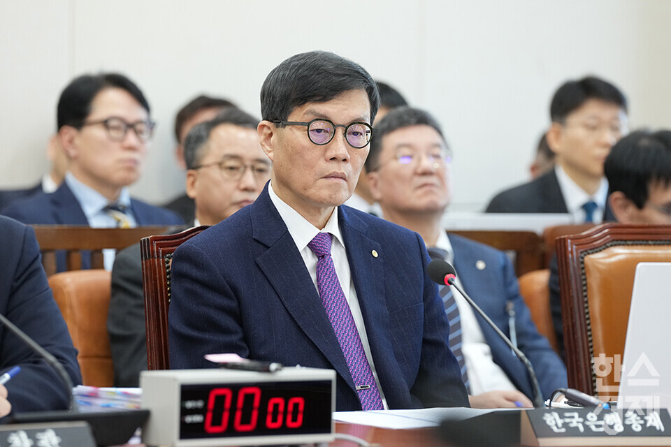 이창용 한국은행총재가 18일 서울 여의도 국회에서 열린 기획재정위원회 전체회의에 출석하고 있다. /최대성 기자 dpdaesung@sporbiz.co.kr 2025.02.18.