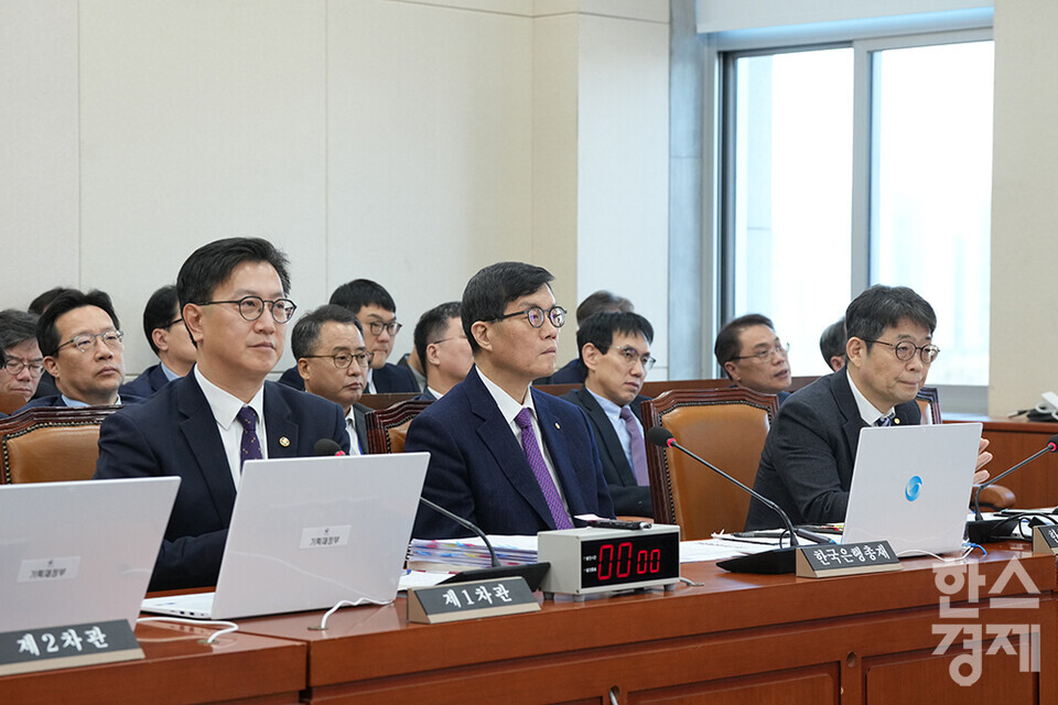 김범석 기획재정부 1차관, 이창용 한국은행 총재와, 유상대 부총재가 18일 서울 여의도 국회에서 열린 기획재정위원회 전체회의에 출석해 의원 질의를 듣고 있다. /최대성 기자 dpdaesung@sporbiz.co.kr 2025.02.18.
