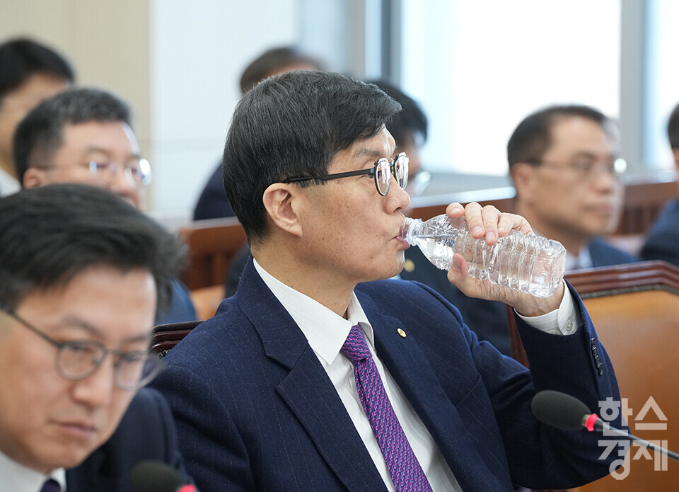 이창용 한국은행총재가 18일 서울 여의도 국회에서 열린 기획재정위원회 전체회의에 출석해 물을 마시고 있다. /최대성 기자 dpdaesung@sporbiz.co.kr 2025.02.18.