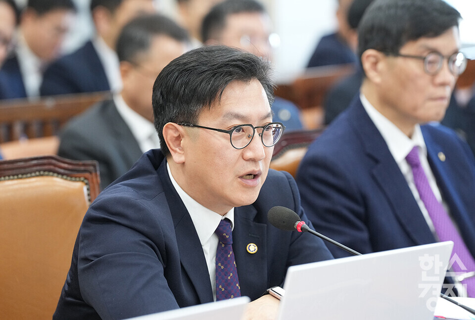 김범석 기획재정부 1차관이 18일 서울 여의도 국회에서 열린 기획재정위원회 전체회의에 출석해 의원 질의에 답변하고 있다. /최대성 기자 dpdaesung@sporbiz.co.kr 2025.02.18.
