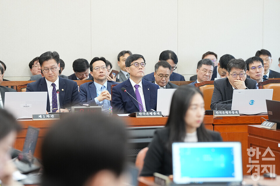 김범석 기획재정부 1차관, 이창용 한국은행 총재와, 유상대 부총재가 18일 서울 여의도 국회에서 열린 기획재정위원회 전체회의에 출석해 의원 질의를 듣고 있다. /최대성 기자 dpdaesung@sporbiz.co.kr 2025.02.18.