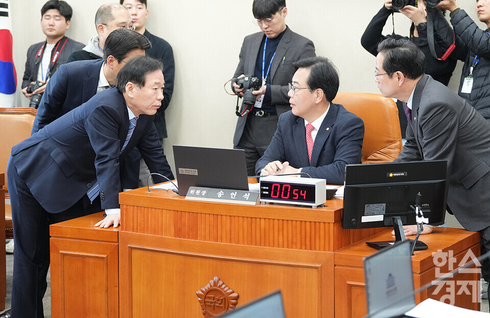 송언석 위원장, 정태호 야당 간사, 박수영 여당 간사가 18일 서울 여의도 국회에서 열린 기획재정위원회 전체회의에서 의견을 나누고 있다. /최대성 기자 dpdaesung@sporbiz.co.kr 2025.02.18.