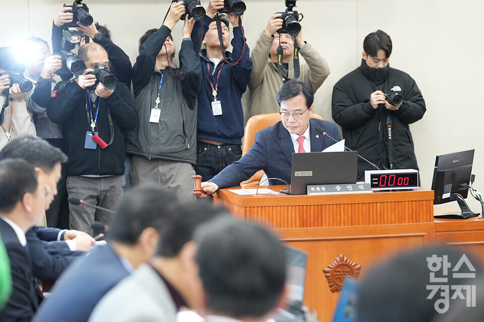 송언석 위원장이 18일 서울 여의도 국회에서 열린 기획재정위원회 전체회의에서 의사봉을 두드리고 있다. /최대성 기자 dpdaesung@sporbiz.co.kr 2025.02.18.