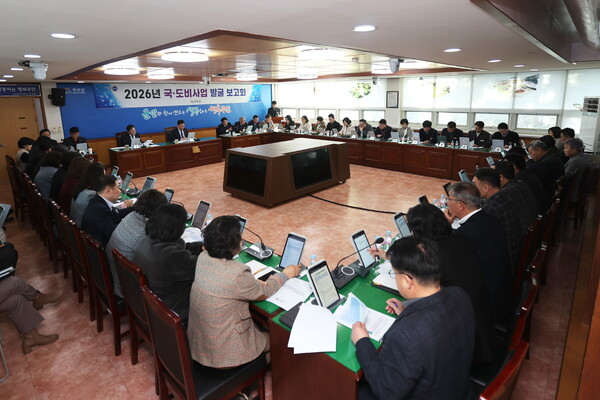 국도비 지원 건의사업 발굴 보고회를 주재하는 김산 군수