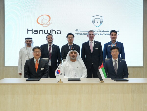 한화에어로스페이스와 한화시스템이 지난 18일(현지시각) 아랍에미리트 아부다비에서 타와준 경제위원회 산하 TQC와 업무협약(MOU)을 체결했다. (앞줄 왼쪽부터) 오계환 한화에어로스페이스 중동법인장과 칼리드 모하메드 알카비 TQC CEO, 박혁 한화시스템 DE사업부장이 기념촬영을 하고 있다./한화시스템