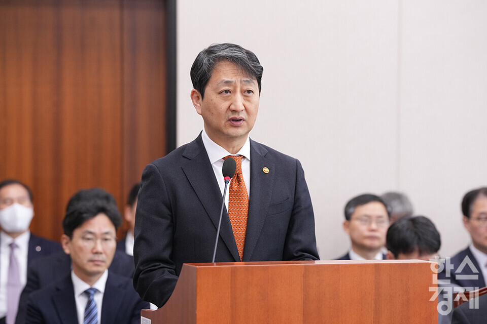 안덕근 산업통상자원부 장관이 19일 서울 여의도 국회에서 열린 산업통상자원중소벤처기업위원회 전체회의에 출석해 업무보고를 하고 있다. /최대성 기자 dpdaesung@sporbiz.co.kr 2025.02.19.