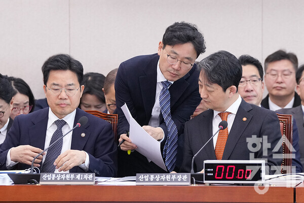 안덕근 산업통상자원부 장관이 19일 서울 여의도 국회에서 열린 산업통상자원중소벤처기업위원회 전체회의에 출석해 자료를 살피고 있다. /최대성 기자 dpdaesung@sporbiz.co.kr 2025.02.19.