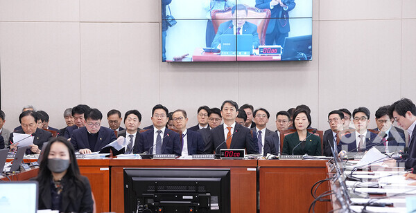 19일 서울 여의도 국회에서 산업통상자원중소벤처기업위원회 전체회의가 열리고 있다. 이날 안덕근 산업통상자원부 장관, 오영주 중소벤처기업부 장관 등이 출석했다. /최대성 기자 dpdaesung@sporbiz.co.kr 2025.02.19.