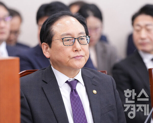 정인교 산업통상자원부통상교섭본부장이 19일 서울 여의도 국회에서 열린 산업통상자원중소벤처기업위원회 전체회의에 출석하고 있다. /최대성 기자 dpdaesung@sporbiz.co.kr 2025.02.19.