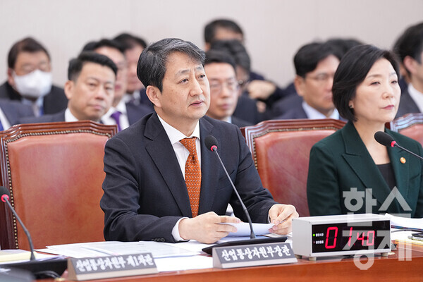 안덕근 산업통상자원부 장관이 19일 서울 여의도 국회에서 열린 산업통상자원중소벤처기업위원회 전체회의에 출석해 의원 질의에 답변하고 있다. /최대성 기자 dpdaesung@sporbiz.co.kr 2025.02.19.