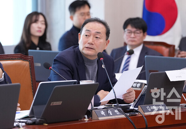 김원이 야당 간사가 19일 서울 여의도 국회에서 열린 산업통상자원중소벤처기업위원회 전체회의에 출석해 질의하고 있다. /최대성 기자 dpdaesung@sporbiz.co.kr 2025.02.19.