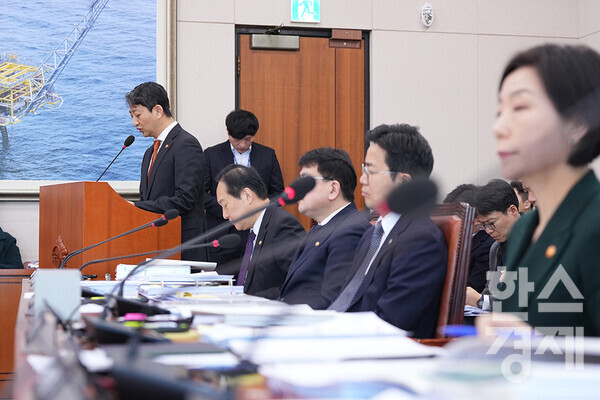 안덕근 산업통상자원부 장관이 19일 서울 여의도 국회에서 열린 산업통상자원중소벤처기업위원회 전체회의에 출석해 업무보고를 하고 있다. /최대성 기자 dpdaesung@sporbiz.co.kr 2025.02.19.