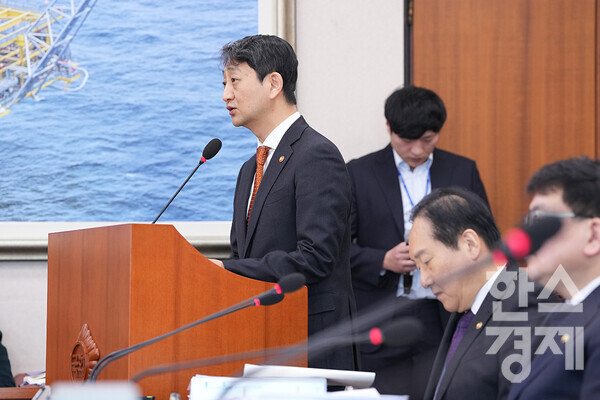 안덕근 산업통상자원부 장관이 19일 서울 여의도 국회에서 열린 산업통상자원중소벤처기업위원회 전체회의에 출석해 업무보고를 하고 있다. /최대성 기자 dpdaesung@sporbiz.co.kr 2025.02.19.