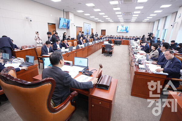 19일 서울 여의도 국회에서 산업통상자원중소벤처기업위원회 전체회의가 열리고 있다. /최대성 기자 dpdaesung@sporbiz.co.kr 2025.02.19.