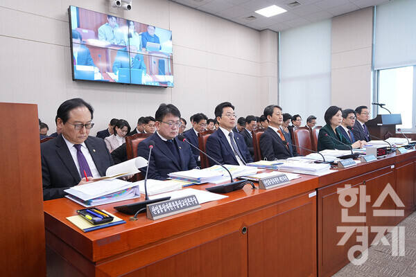 19일 서울 여의도 국회에서 산업통상자원중소벤처기업위원회 전체회의가 열리고 있다. 안덕근 산업통상자원부 장관과 오영주 중소벤처기업부 장관 등이 출석했다. /최대성 기자 dpdaesung@sporbiz.co.kr 2025.02.19.