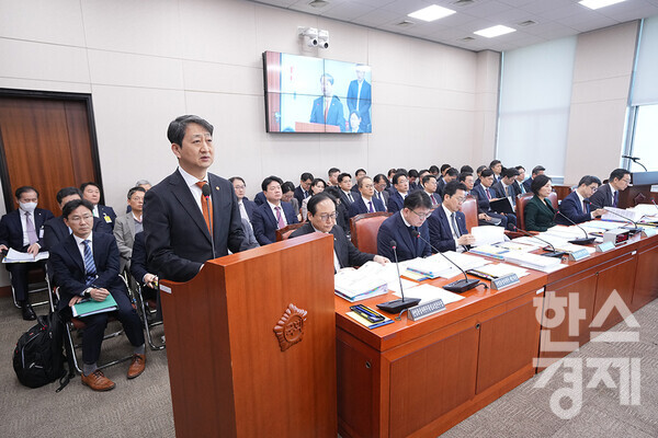 안덕근 산업통상자원부 장관이 19일 서울 여의도 국회에서 열린 산업통상자원중소벤처기업위원회 전체회의에 출석해 업무보고를 하고 있다. /최대성 기자 dpdaesung@sporbiz.co.kr 2025.02.19.