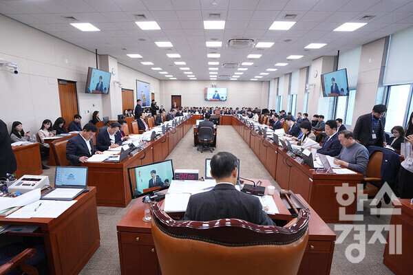 19일 서울 여의도 국회에서 산업통상자원중소벤처기업위원회 전체회의가 열리고 있다. /최대성 기자 dpdaesung@sporbiz.co.kr 2025.02.19.
