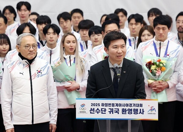 유승민 대한체육회장 당선인(오른쪽 앞)이 15일 인천공항 제1터미널에서 열린 2025 하얼빈 동계 아시안게임 귀국 환영 행사에서 인사말을 하고 있다. /연합뉴스