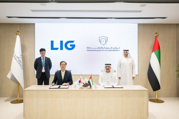 지난 18일(현지시각) UAE 아부다비에서 열린 국제 방위산업전시회 ‘IDEX 2025’ MOU 체결식에서 이현수 LIG넥스원 해외사업부문장(왼쪽 두 번째)과 칼리드 모하메드 알 카비 TQC CEO(오른쪽 두 번째) 등 양사 관계자들이 MOU 기념 촬영을 하고 있다. /LIG넥스원