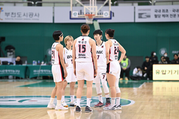 부산 BNK 썸 선수들이 한데 모여 있다. /WKBL 제공