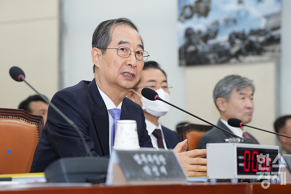 한덕수 국무총리가 22일 서울 여의도 국회에서 열린 제421회 국회(임시회) 윤석열 정부의 비상계엄 선포를 통한 내란 혐의 진상규명 국정조사특별위원회 제5차 전체회의 1차 청문회에 출석해 의원 질의에 답변하고 있다. /최대성 기자 dpdaesung@sporbiz.co.kr 2025.01.22.