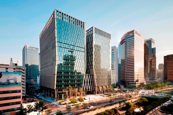 금호석유화학은 회사가 글로벌 ESG 평가기관 서스테이널리틱스(Sustainalytics)로부터 ESG 최고 평가(Top-Rated) 기업 리스트(2025 ESG Top-Rated Companies List)에 선정되고 작년에 이어 S&P글로벌의 지속가능성 연례보고서에도 2년 연속 선정됐다./금호석유화학