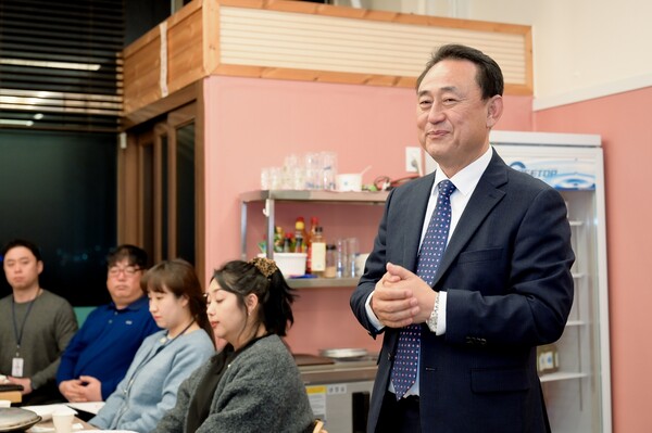 이충우 여주시장은 지난 18일, 여주시 자율방범대와 간담회를 열고 지역사회 안전 강화를 위한 협력 방안을 논의했다./ 여주시 제공