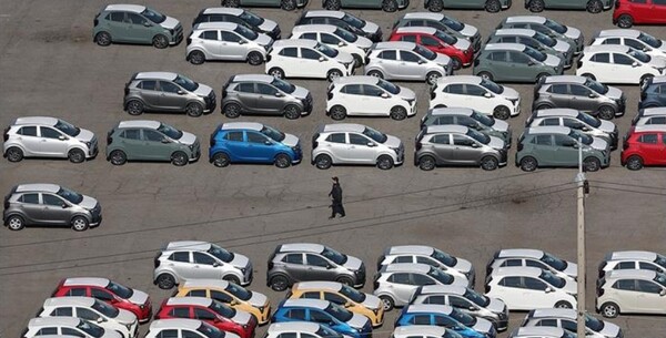 19일 경기도 평택항 부근에 세워져 있는 수출용 차들. 지난 18일 도널드 트럼프 미국 대통령은 미국으로 수입되는 자동차, 반도체와 의약품에 최소 25%의 관세를 부과하겠다는 입장을 재확인했다./연합뉴스