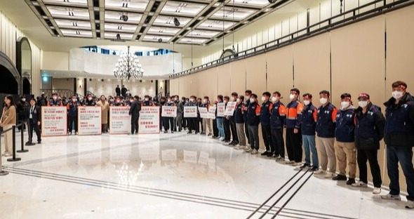 고려아연 임시주총장 입구에는 오전 7시부터 금속노조 고려아연 노조들이 근무복에 빨간색 머리띠를 두르고 피켓 시위를 이어갔다. / 고려아연