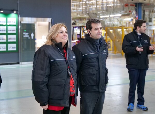 지난 19일 르노코리아 부산공장을 방문한 스테판 드블레즈 르노코리아 사장(오른쪽)과 마리아 카스티요 페르난데즈 주한 EU대사가 공장 시설을 둘러보고 있다. /르노코리아