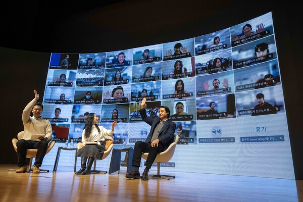 지난 20일 현대차 남양연구소 대강당에서 열린 타운홀미팅에서 호세 무뇨스 사장이 타운홀 미팅에서 Q&A 세션을 진행하고 있다. /현대자동차그룹