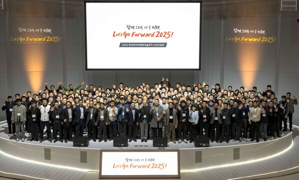 지난 19일과 20일 양일간 대전 유성구에 위치한 하이테크 연구소 한국테크노돔에서열린 신년 간담회에서 이상훈 한국타이어앤테크놀로지 사장(가운데)과 딜러사 관계자들이 기념 촬영을 하고 있다. /한국타이어앤테크놀로지