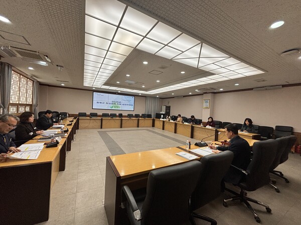 함평군이 2025년 학교급식 지원을 위한 심의위원회를 개최하고 있다. /함평군 제공