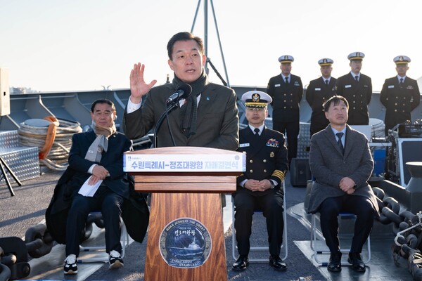 이날 정조대왕함 갑판에서 열린 자매결연 협약식에는 이재준 수원시장, 이재식 수원시의회 의장, 정조대왕함 함장 조완희 대령과 장병들, 김준혁(수원정) 의원 등이 참석했다./ 수원시 제공