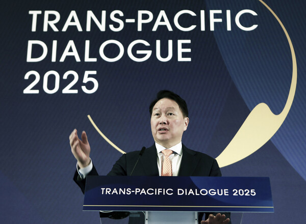 최태원 SK그룹 회장 겸 최종현학술원 이사장이 21일 미국 워싱턴DC 샐러맨더 호텔에서 열린 ‘TPD2025’에서 개회사를 하고 있다. /SK그룹 제공 